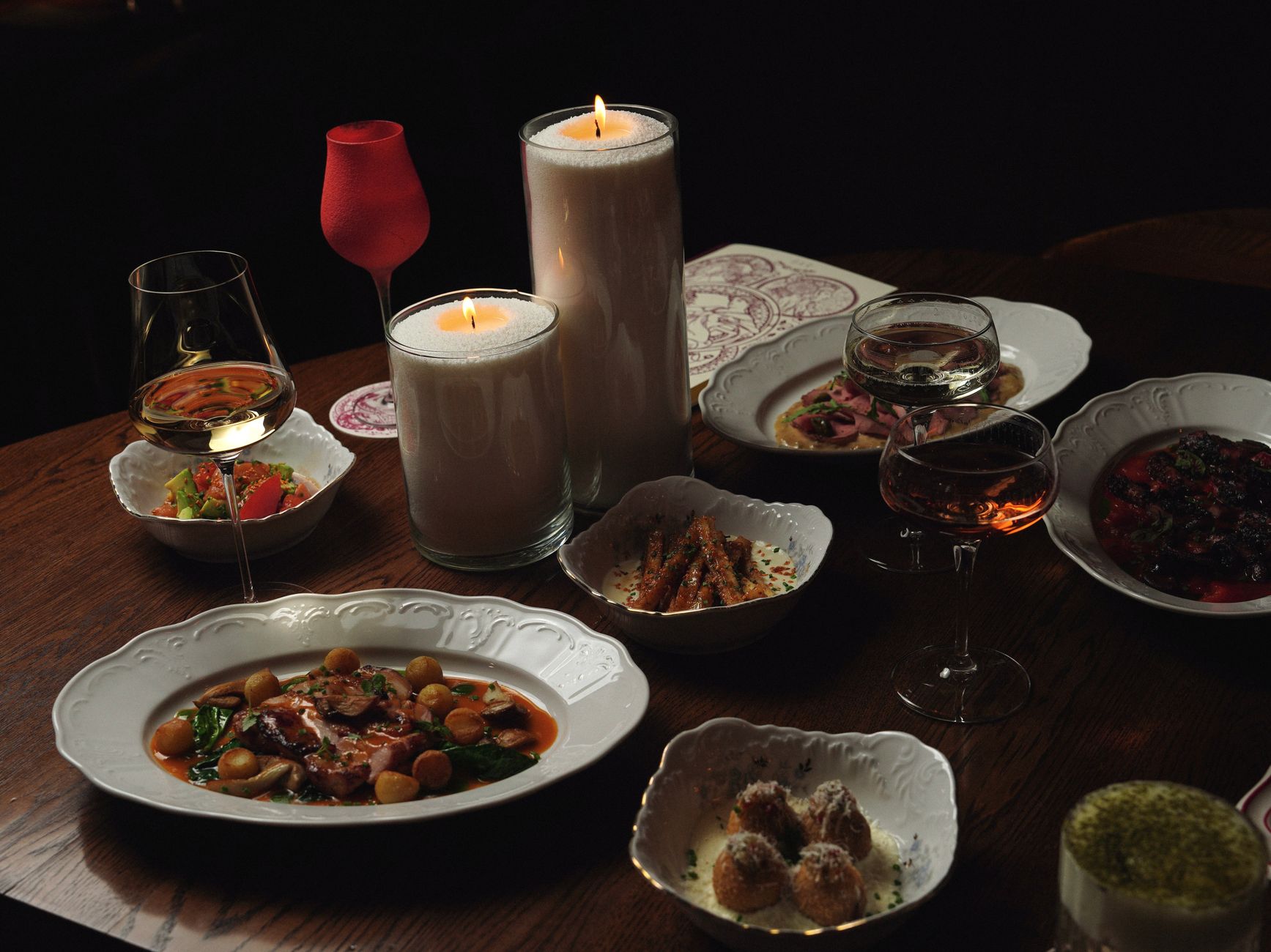 Gedeckter Tisch bei Kerzenlicht in einem Restaurant am Abend