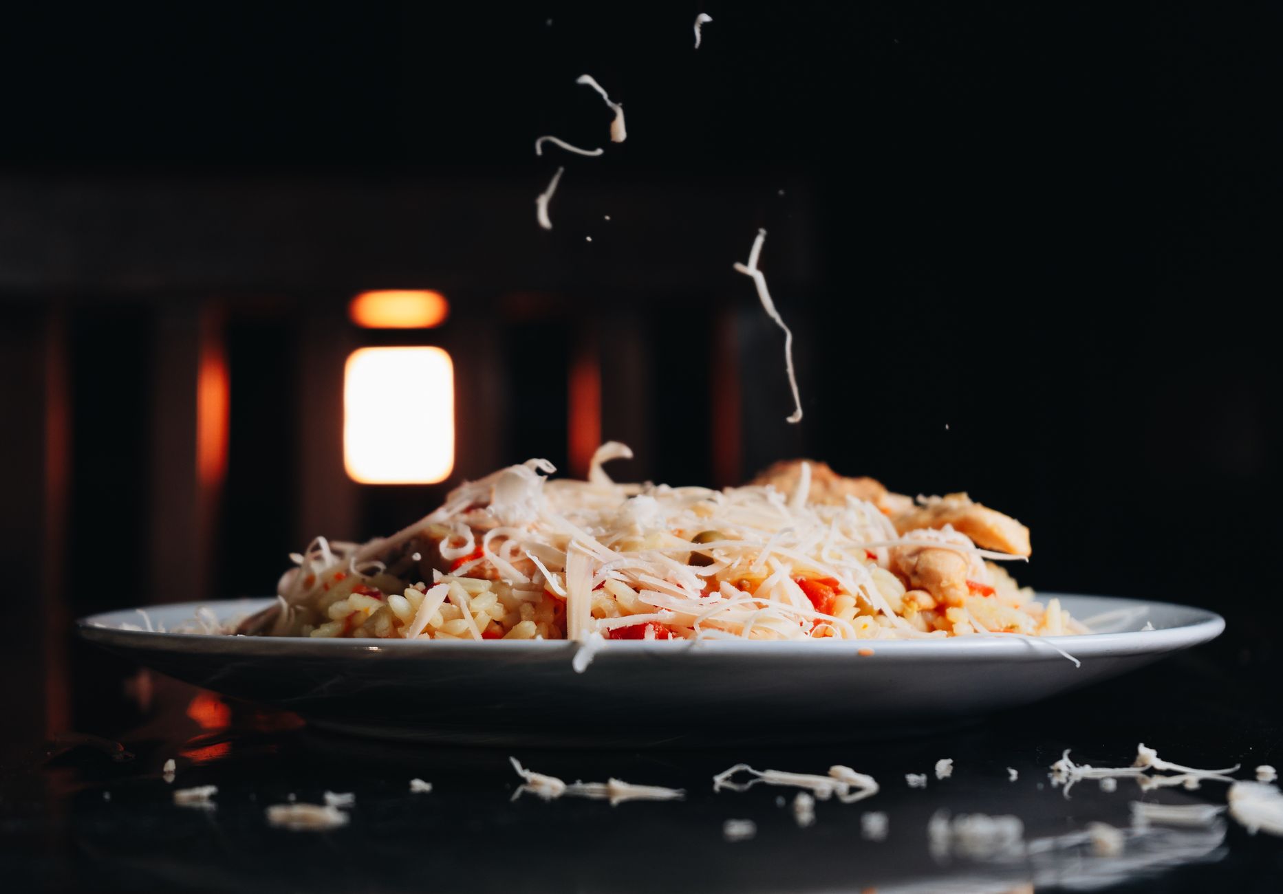 Pasta mit frisch geriebenem Käse in warmem Licht